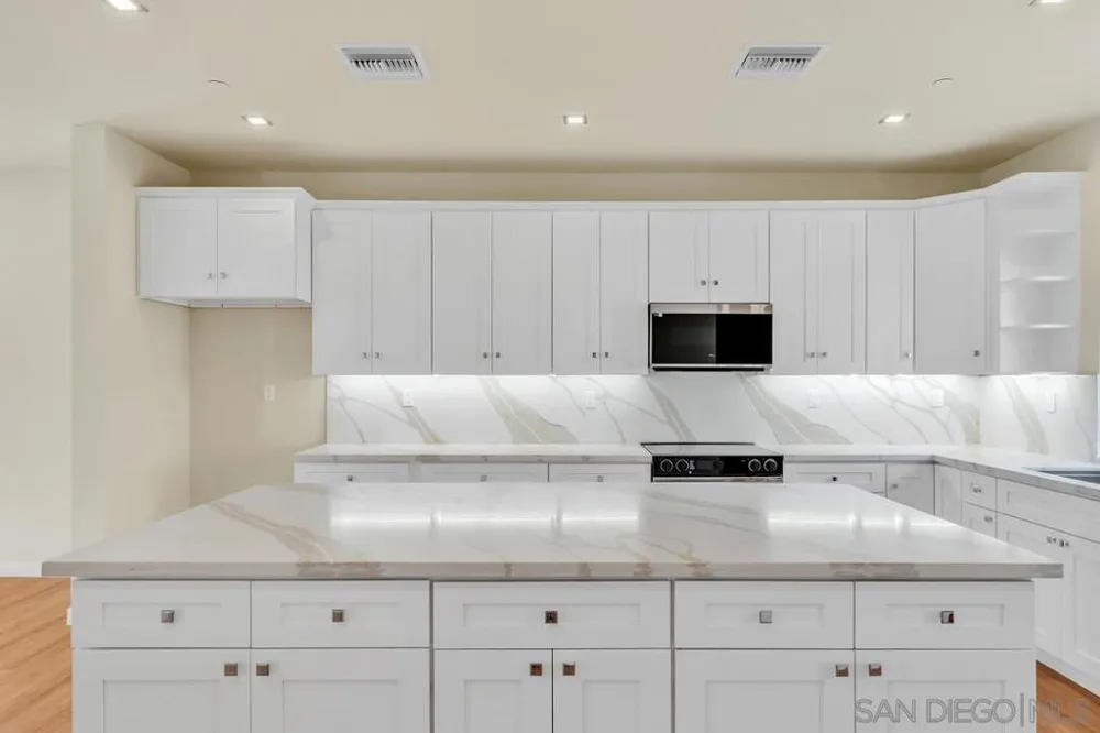 1302 La Presa Spring Valley, CA 91977