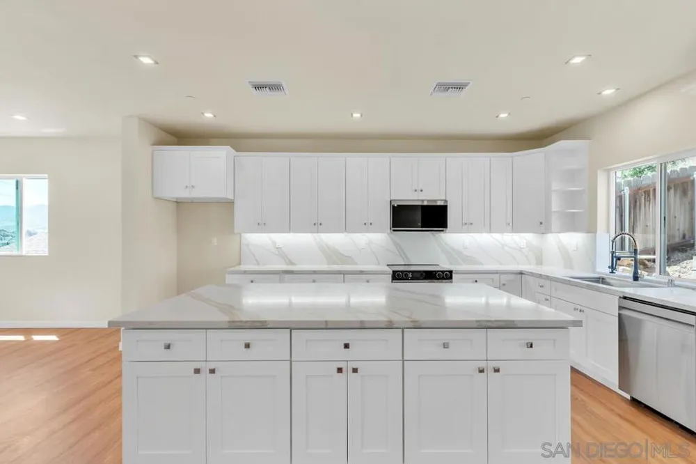 1302 La Presa Spring Valley, CA 91977