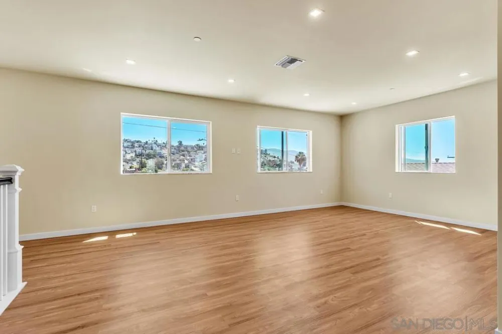 1302 La Presa Spring Valley, CA 91977