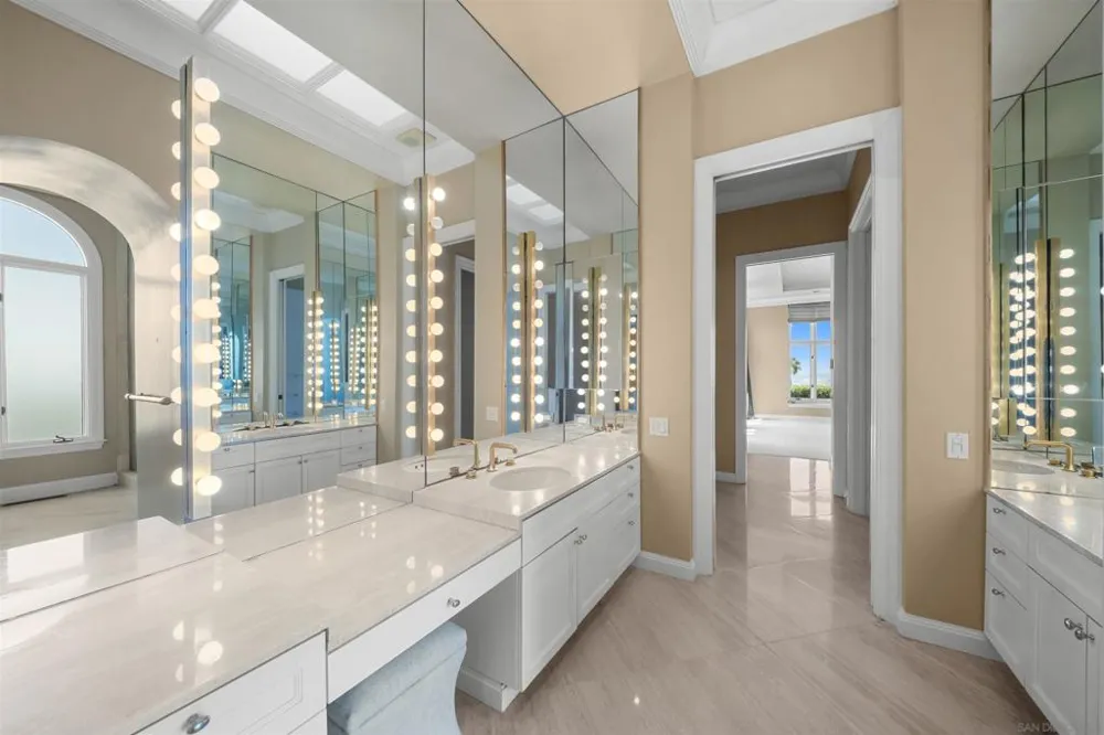 2302 Rue Adriane La Jolla, CA 92037