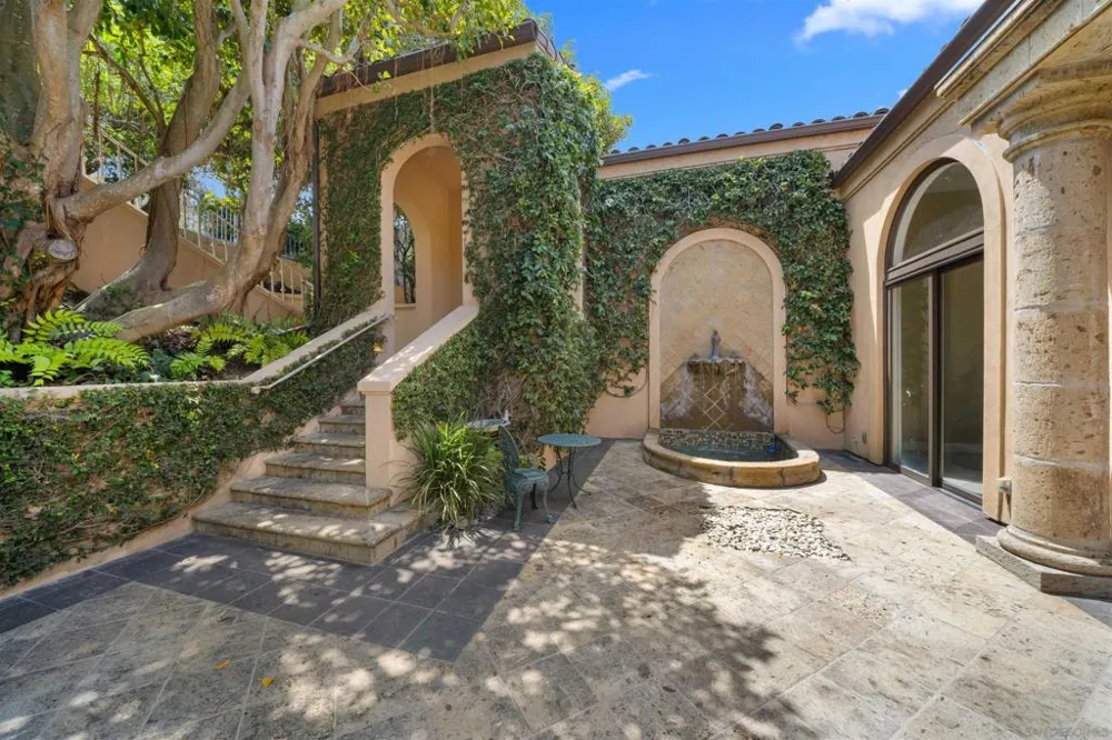 2302 Rue Adriane La Jolla, CA 92037