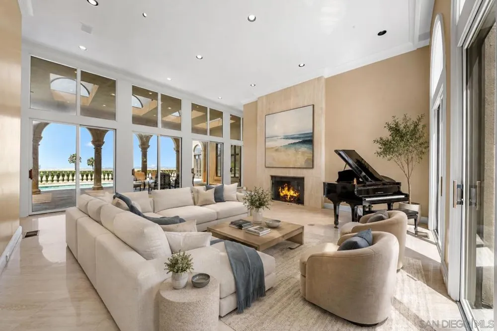 2302 Rue Adriane La Jolla, CA 92037