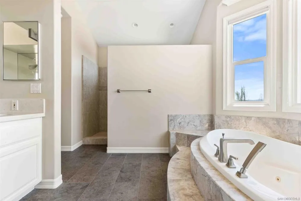 2370 Dos Lomas Fallbrook, CA 92028