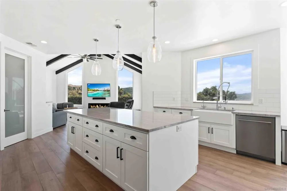2370 Dos Lomas Fallbrook, CA 92028