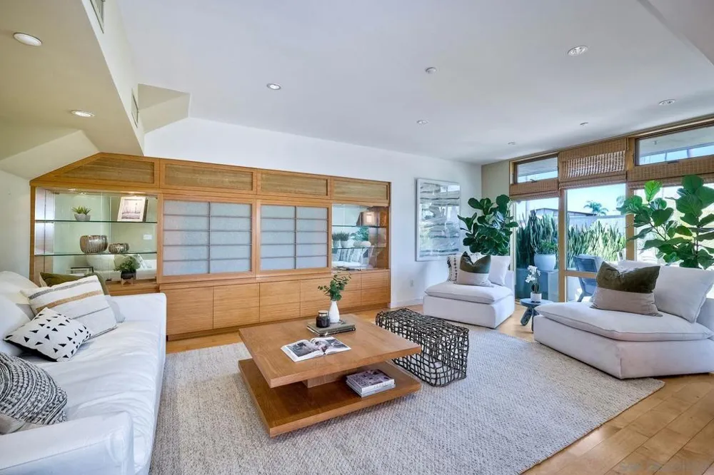 1052 Anchorage Ln San Diego, CA 92106