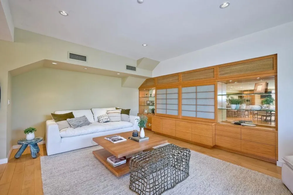 1052 Anchorage Ln San Diego, CA 92106