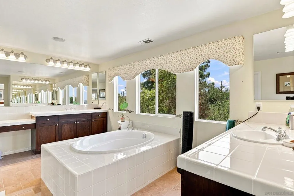 10353 Pinion Trail Escondido, CA 92026