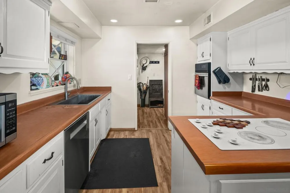 8925 Cliffridge Avenue La Jolla, CA 92037