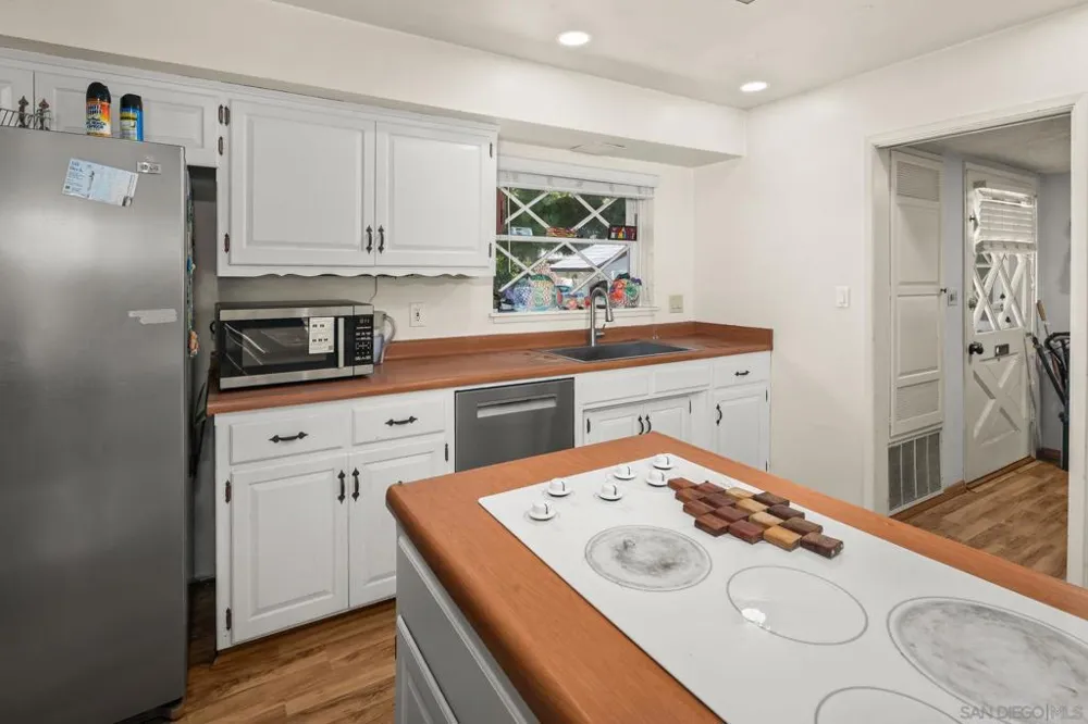 8925 Cliffridge Avenue La Jolla, CA 92037