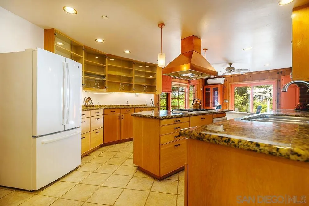 9707 Shadow Rd La Mesa, CA 91941