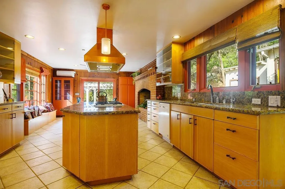 9707 Shadow Rd La Mesa, CA 91941
