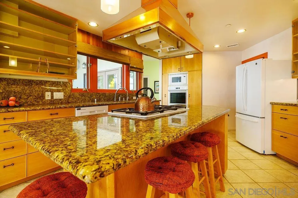 9707 Shadow Rd La Mesa, CA 91941