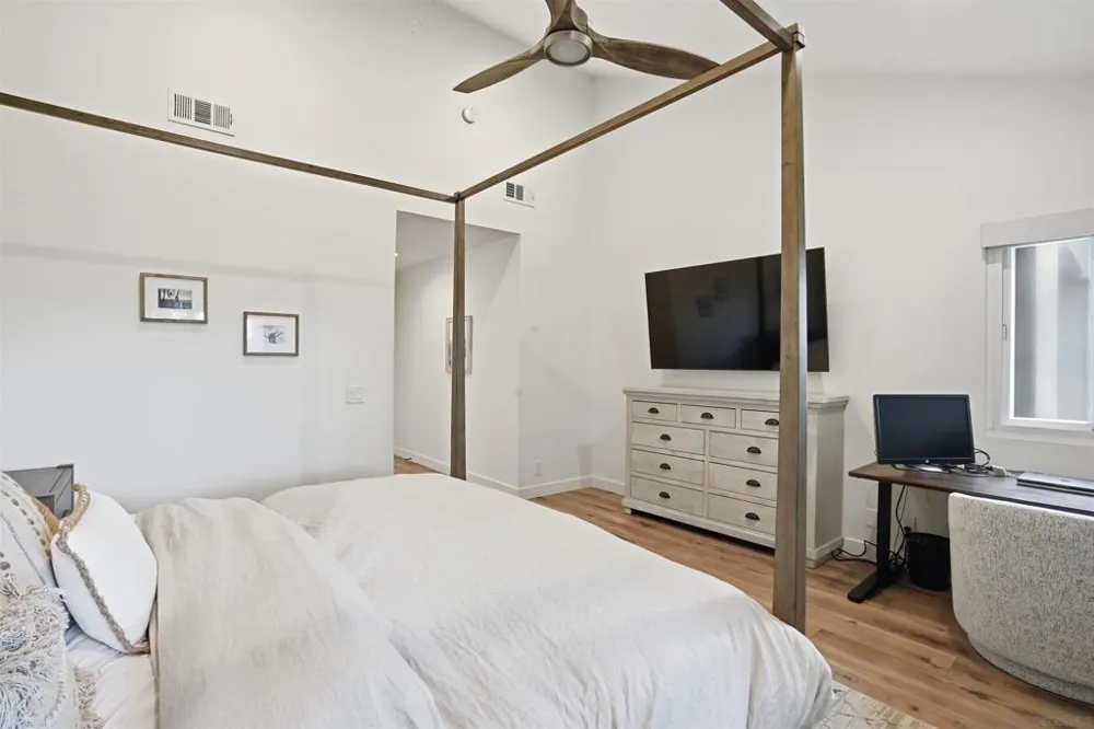 2444 Caminito Venido San Diego, CA 92107