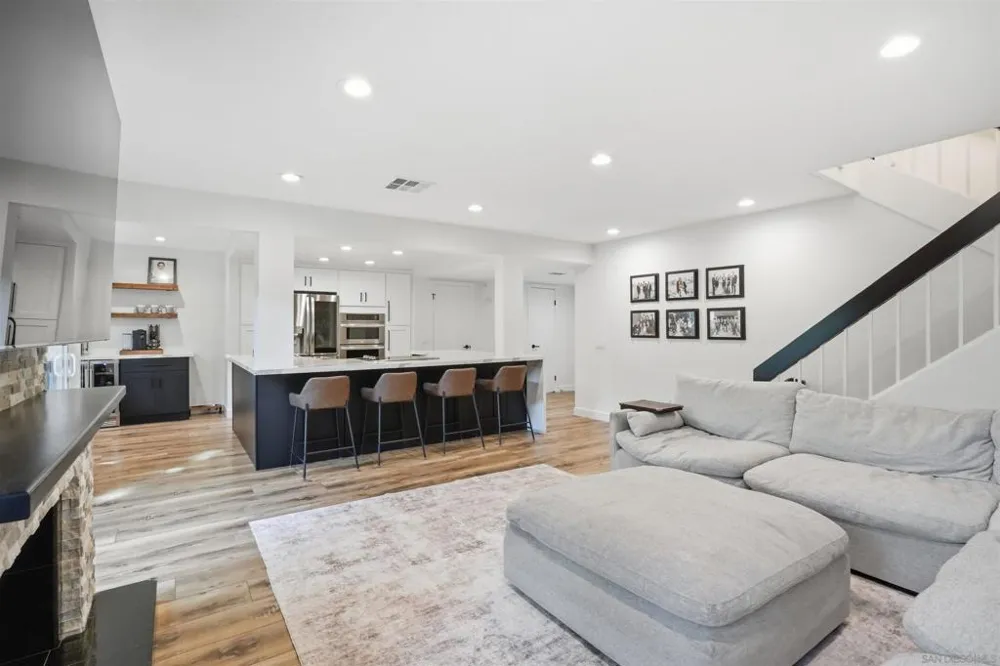 2444 Caminito Venido San Diego, CA 92107