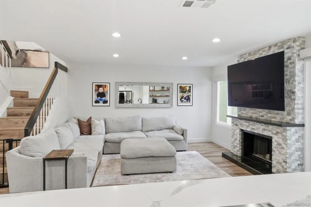 2444 Caminito Venido San Diego, CA 92107