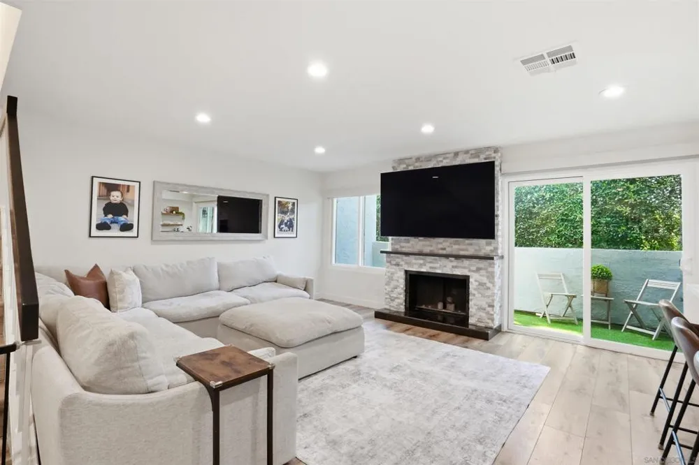 2444 Caminito Venido San Diego, CA 92107