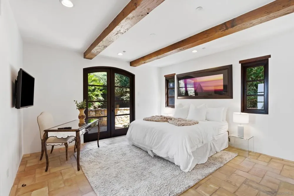 208 S Rios Solana Beach, CA 92075