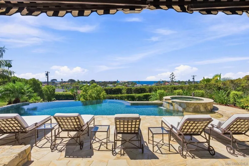 208 S Rios Solana Beach, CA 92075