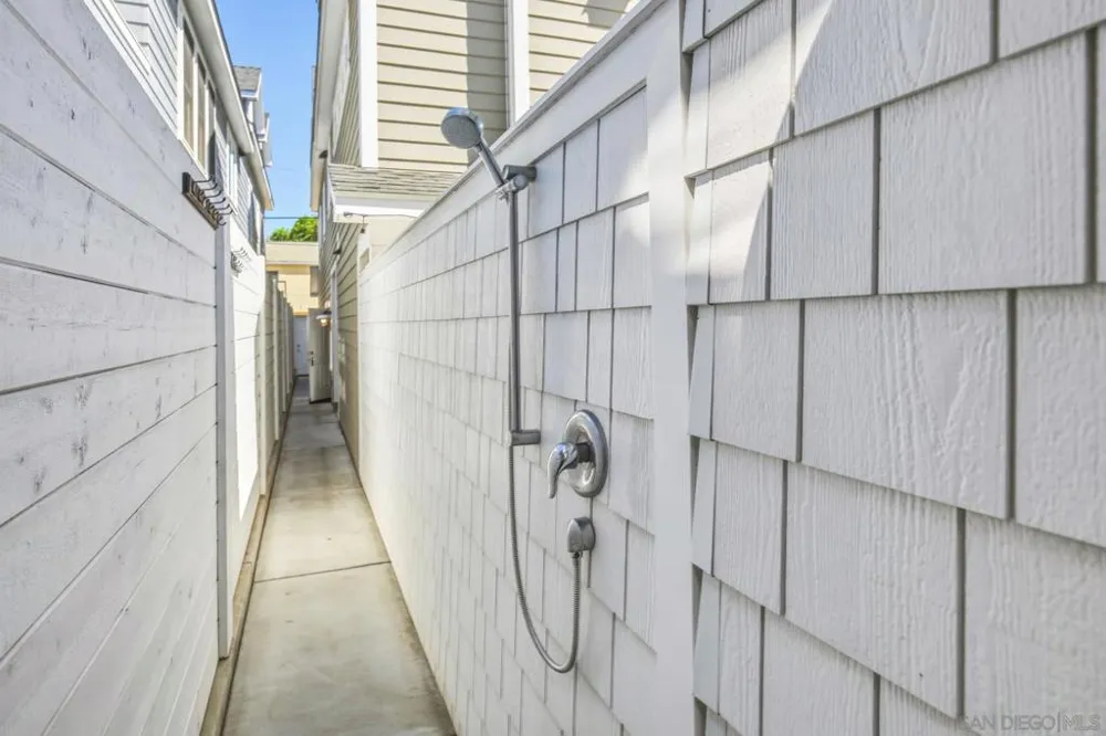 953 E Ave Coronado, CA 92118
