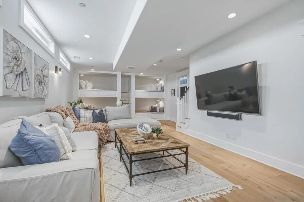 953 E Ave Coronado, CA 92118
