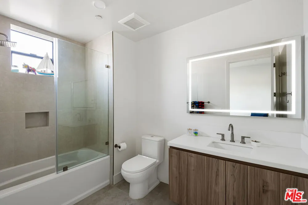 3651 Regal Place #201 Los Angeles, CA 90068
