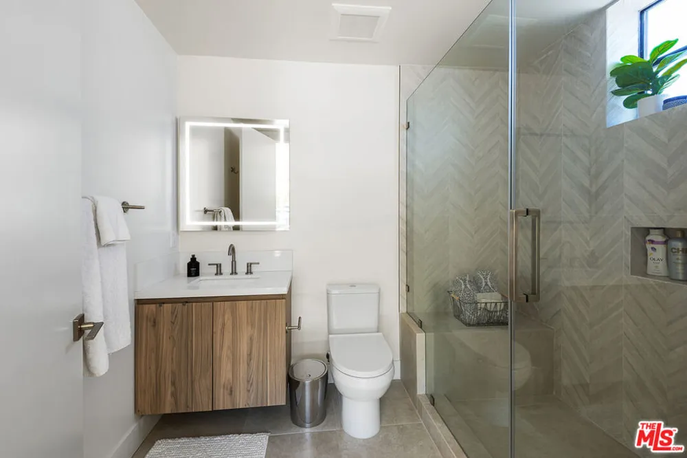 3651 Regal Place #201 Los Angeles, CA 90068