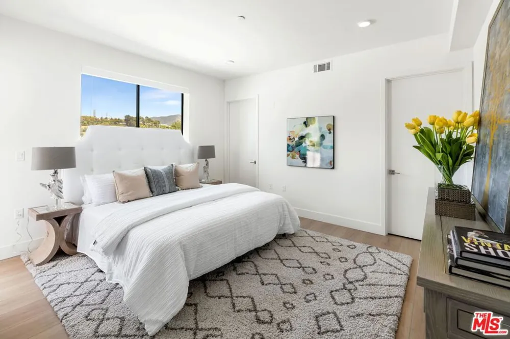 3651 Regal Place #201 Los Angeles, CA 90068