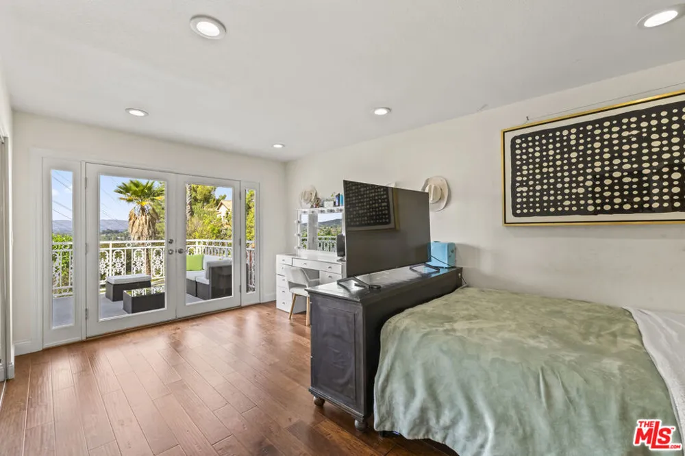 3804 Vista Linda Drive Encino, CA 91316