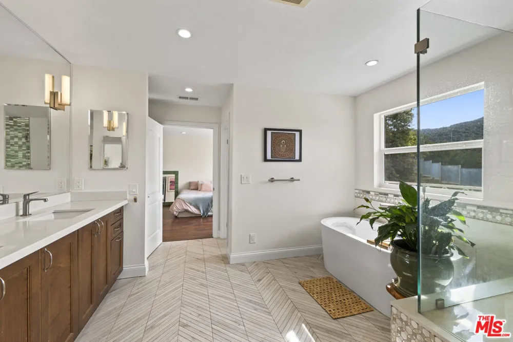3804 Vista Linda Drive Encino, CA 91316