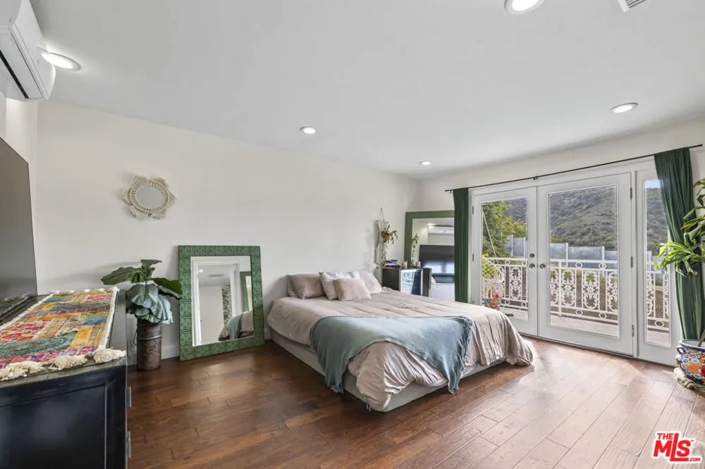 3804 Vista Linda Drive Encino, CA 91316