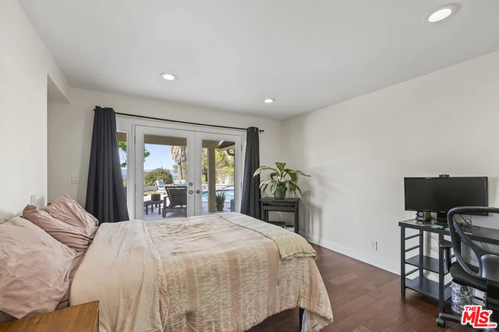 3804 Vista Linda Drive Encino, CA 91316