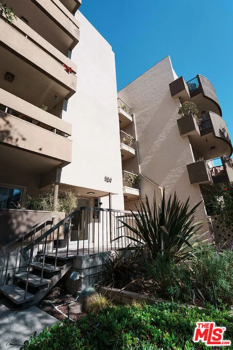 1110 Hacienda Place #207 West Hollywood, CA 90069