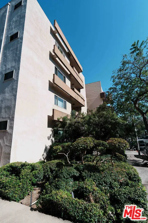 1110 Hacienda Place #207 West Hollywood, CA 90069