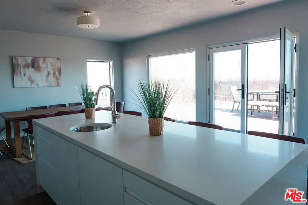 1110 Hacienda Place #207 West Hollywood, CA 90069