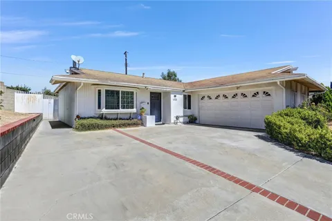 3426 S Hedgerow