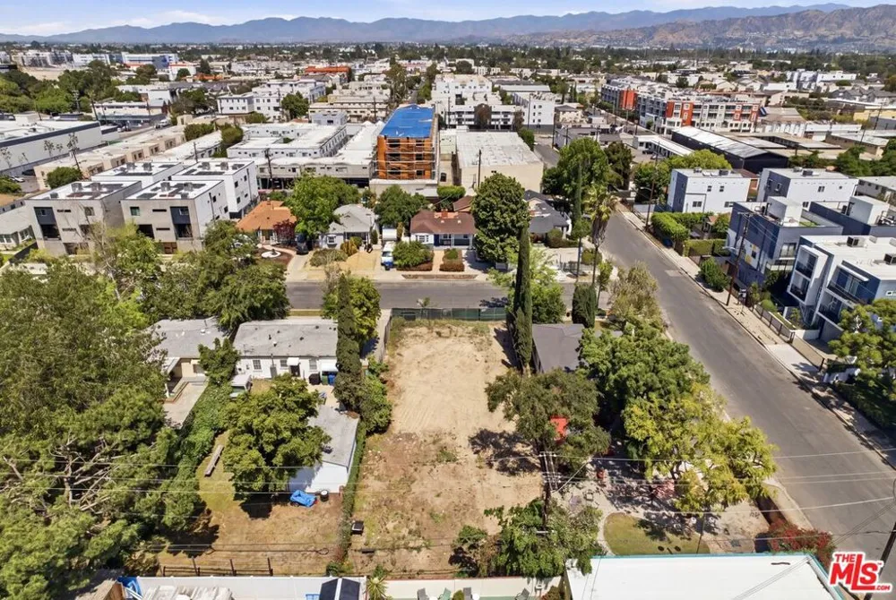10808 Hartsook Street North Hollywood, CA 91601