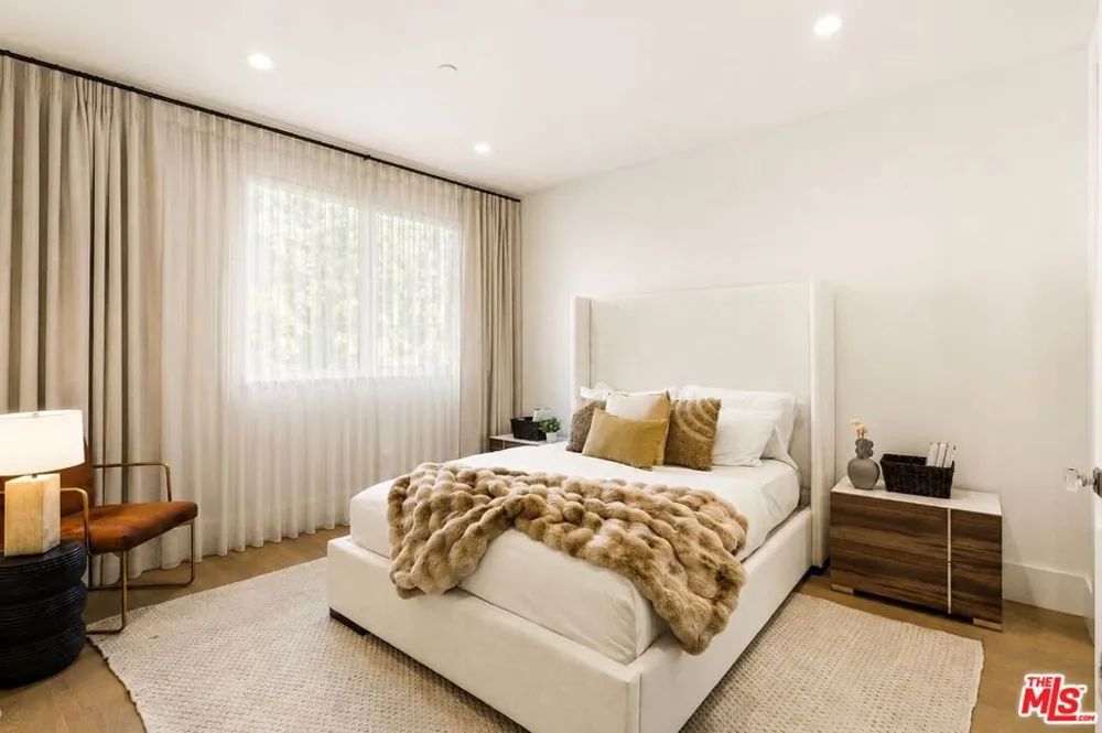 4423 Noble Avenue Sherman Oaks, CA 91403