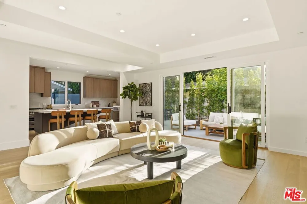 4423 Noble Avenue Sherman Oaks, CA 91403