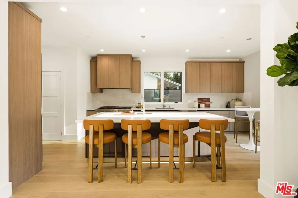 4423 Noble Avenue Sherman Oaks, CA 91403