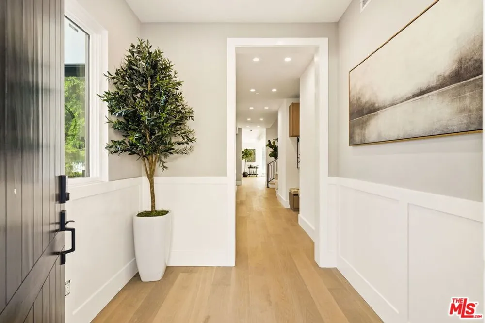 4423 Noble Avenue Sherman Oaks, CA 91403