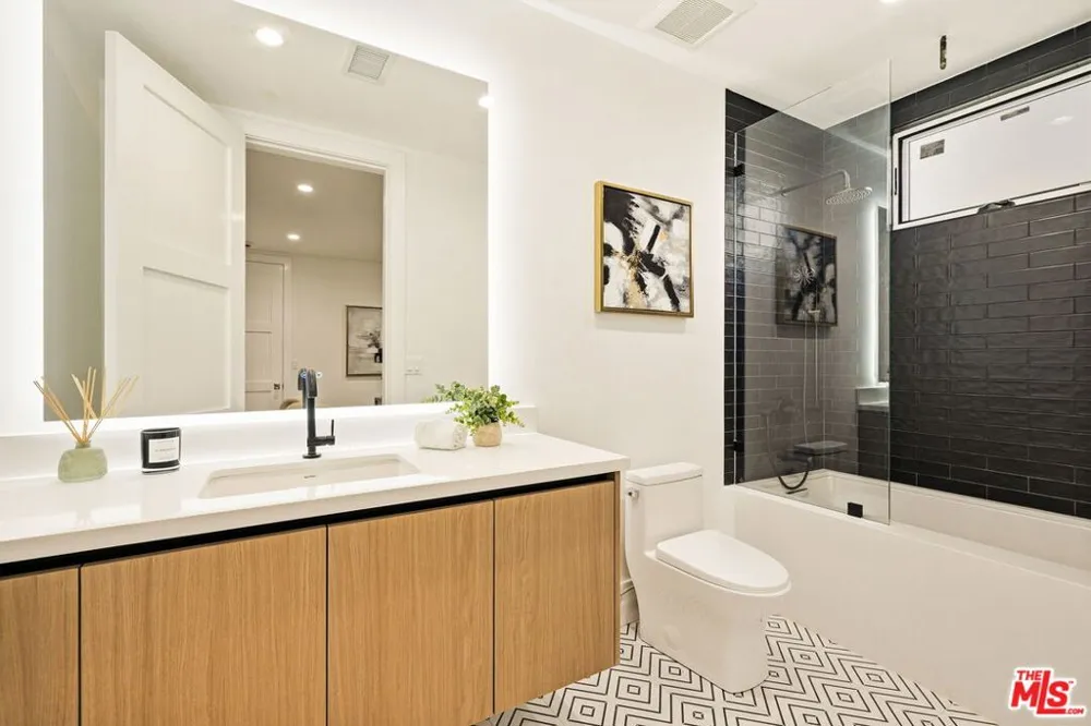 4423 Noble Avenue Sherman Oaks, CA 91403