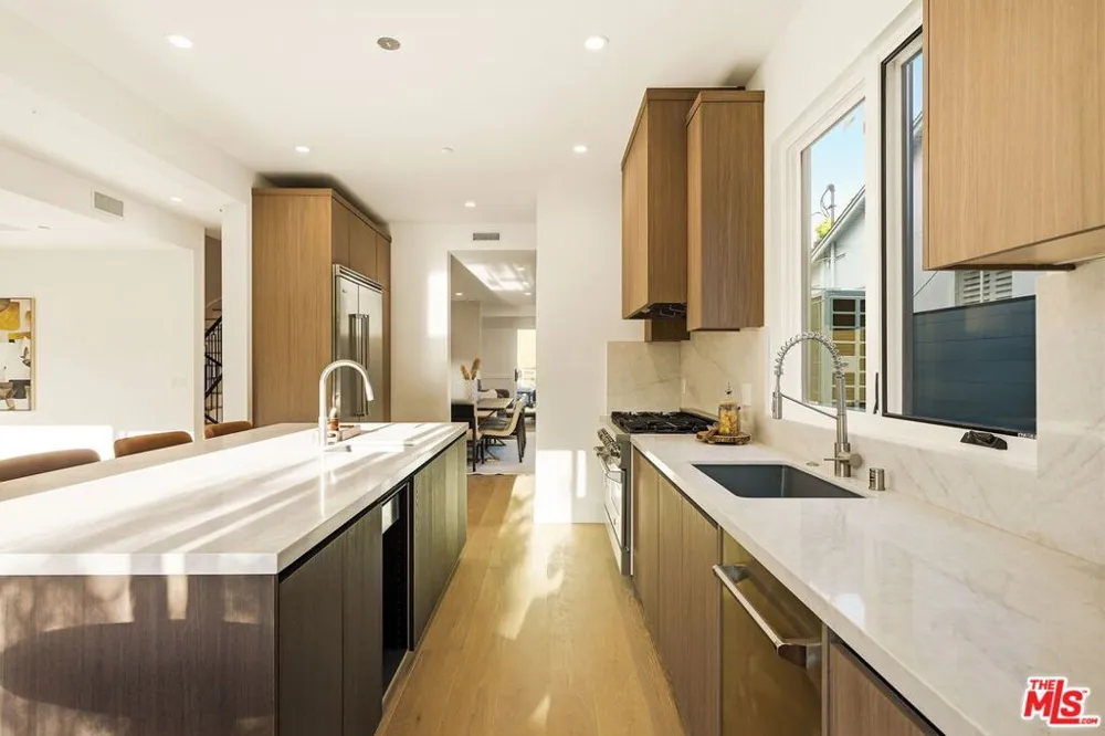 4423 Noble Avenue Sherman Oaks, CA 91403