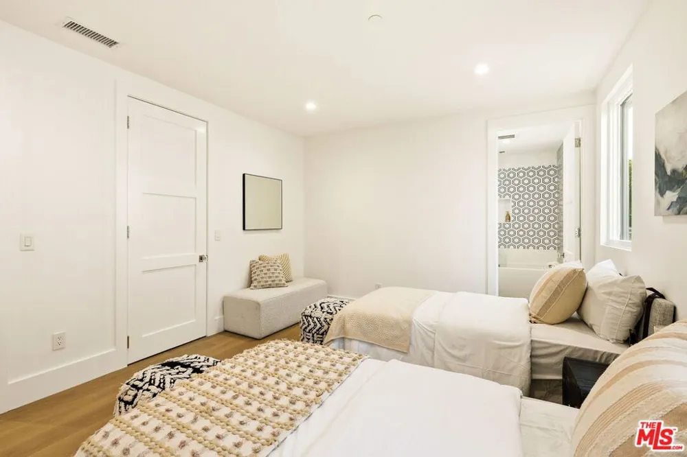 4423 Noble Avenue Sherman Oaks, CA 91403