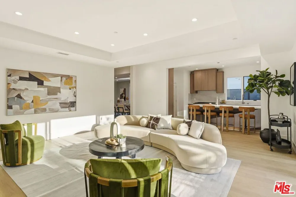 4423 Noble Avenue Sherman Oaks, CA 91403