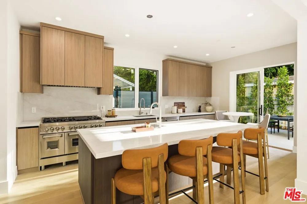 4423 Noble Avenue Sherman Oaks, CA 91403