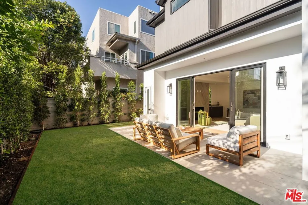 4423 Noble Avenue Sherman Oaks, CA 91403
