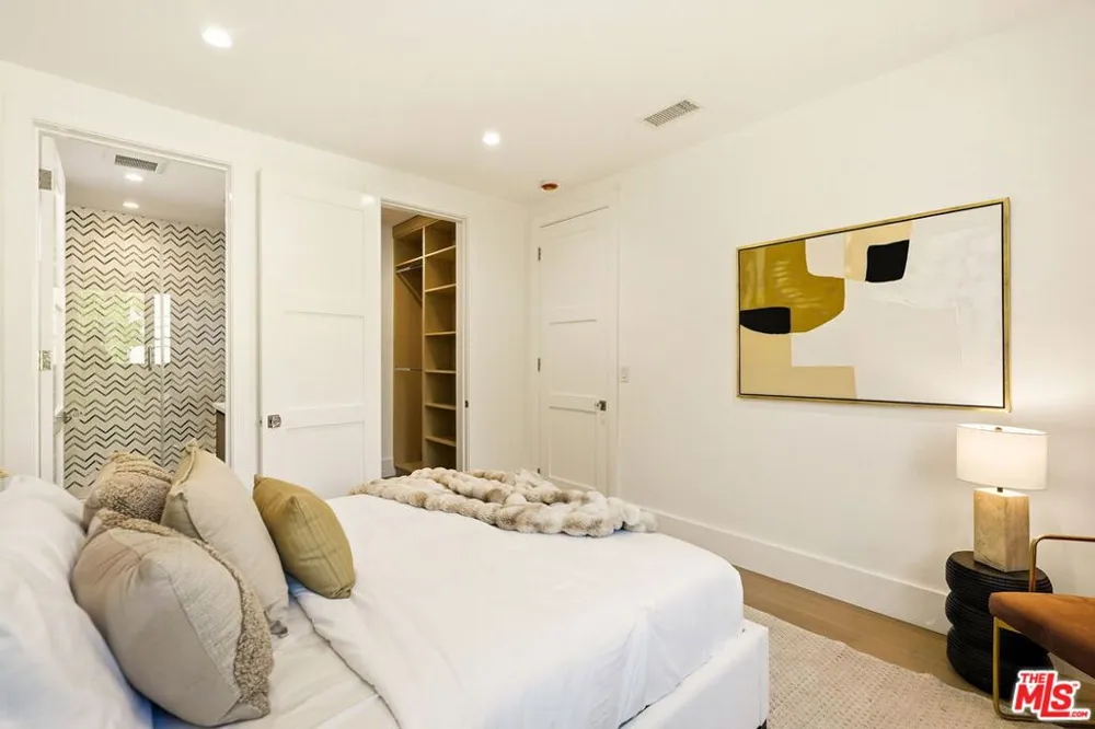 4423 Noble Avenue Sherman Oaks, CA 91403