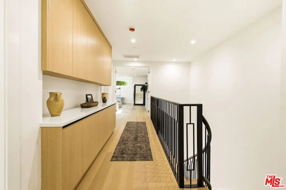 4423 Noble Avenue Sherman Oaks, CA 91403
