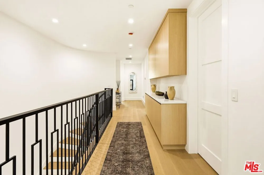 4423 Noble Avenue Sherman Oaks, CA 91403
