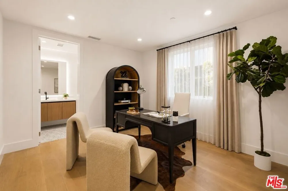 4423 Noble Avenue Sherman Oaks, CA 91403